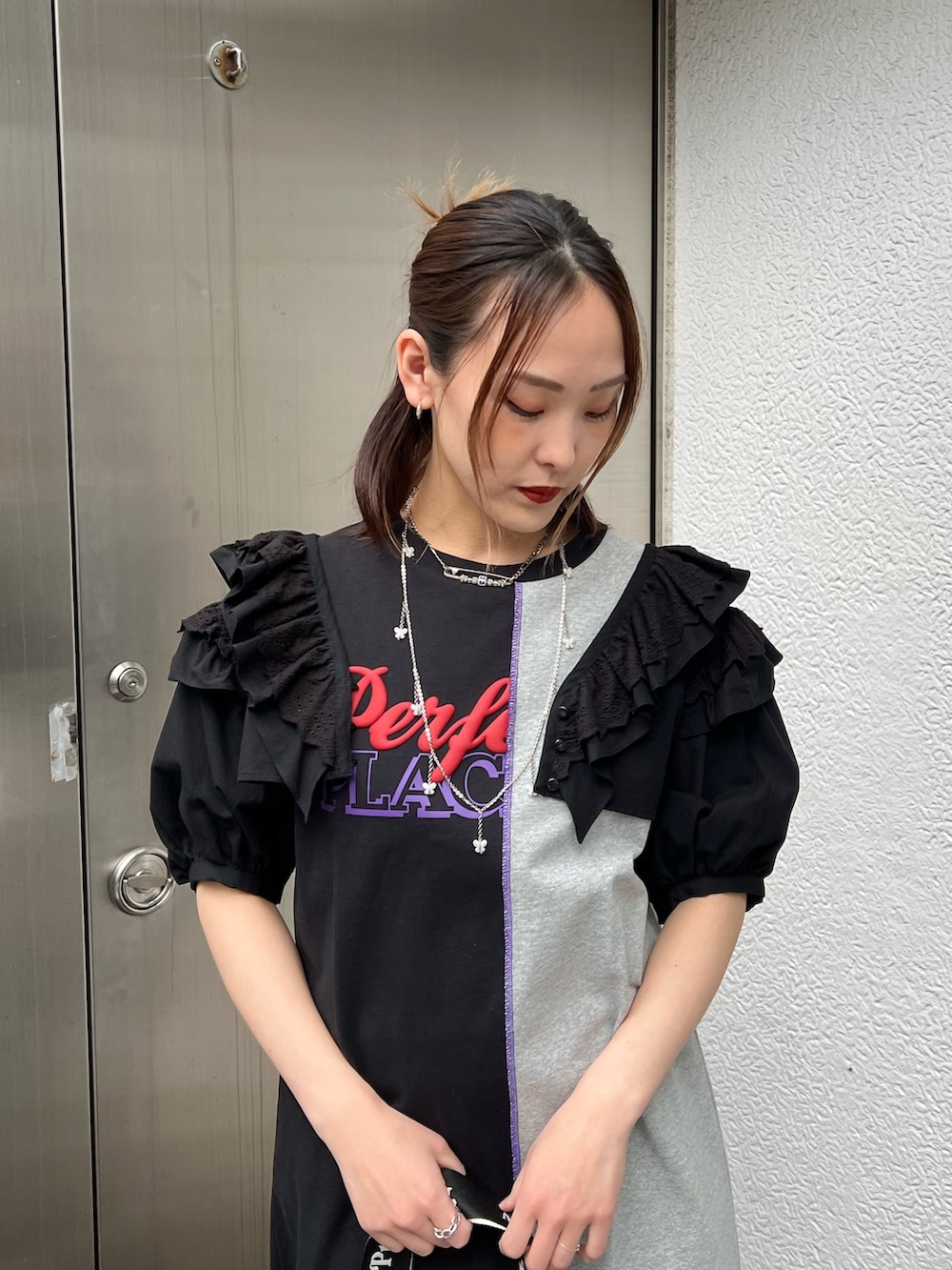 シルバー系のトートバッグ、ブラック系のシャツ/ブラウス、ブラック系のワンピースを着用したレディースの春コーディネートの10枚目の写真