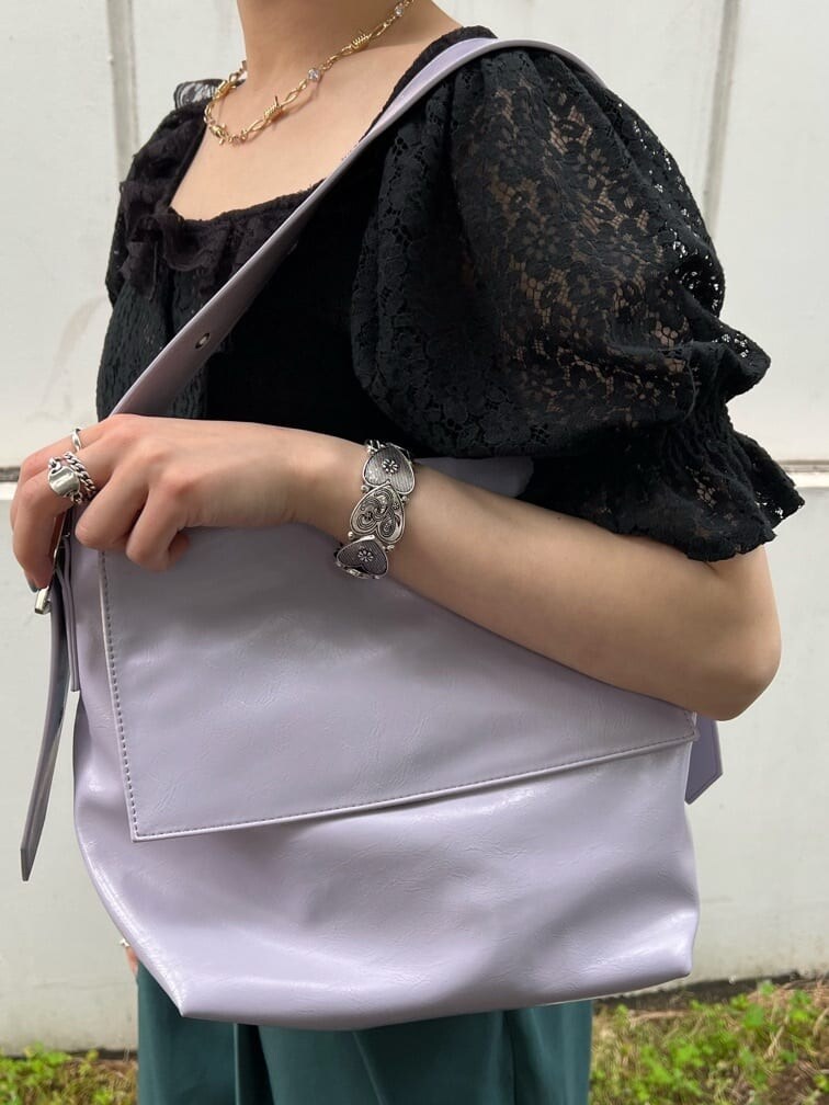 ブラック系のブーツ、ブラック系のキャミソール、パープル系のハンドバッグを着用したレディースの夏コーディネートの9枚目の写真