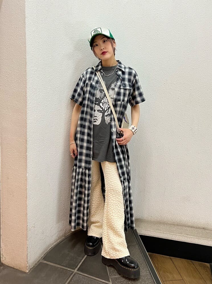 その他のワンピース、ホワイト系のバックパック/リュック、ホワイト系のその他パンツを着用したレディースの夏コーディネートの2枚目の写真