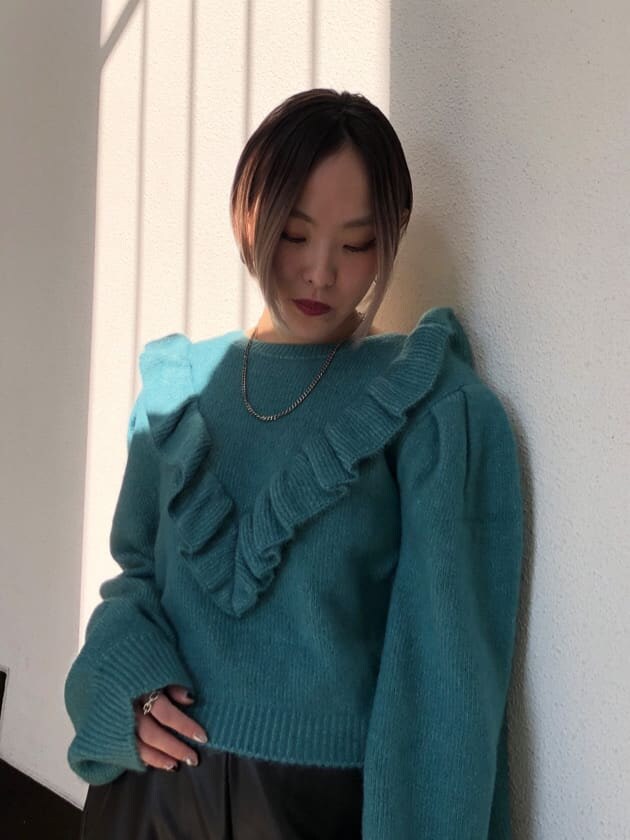 ブラック系のその他パンツ、ブラック系のミリタリージャケット、ブルー系のニット/セーターを着用したレディースの冬コーディネートの7枚目の写真