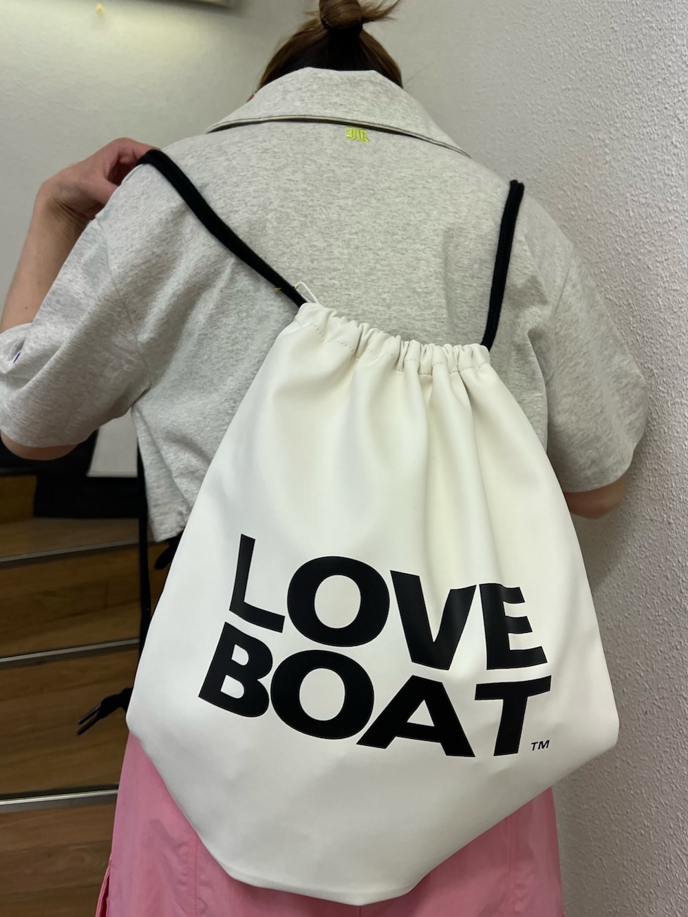 グレー系のTシャツ/カットソー、ピンク系のカーゴパンツ、ホワイト系のエコバッグ/サブバッグを着用したレディースの春コーディネートの10枚目の写真