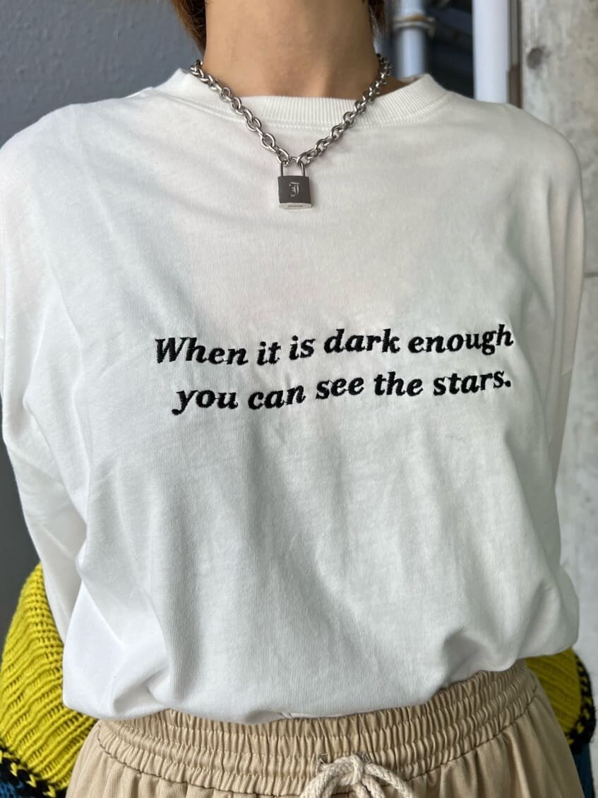 ブラック系のカーディガン/ボレロ、ホワイト系のカーゴパンツ、ホワイト系のTシャツ/カットソーを着用したレディースの秋コーディネートの7枚目の写真