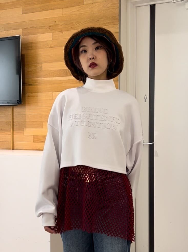 ブラック系のその他シューズ、ブルー系のデニムパンツ、レッド系のTシャツ/カットソーを着用したレディースの秋コーディネートの6枚目の写真