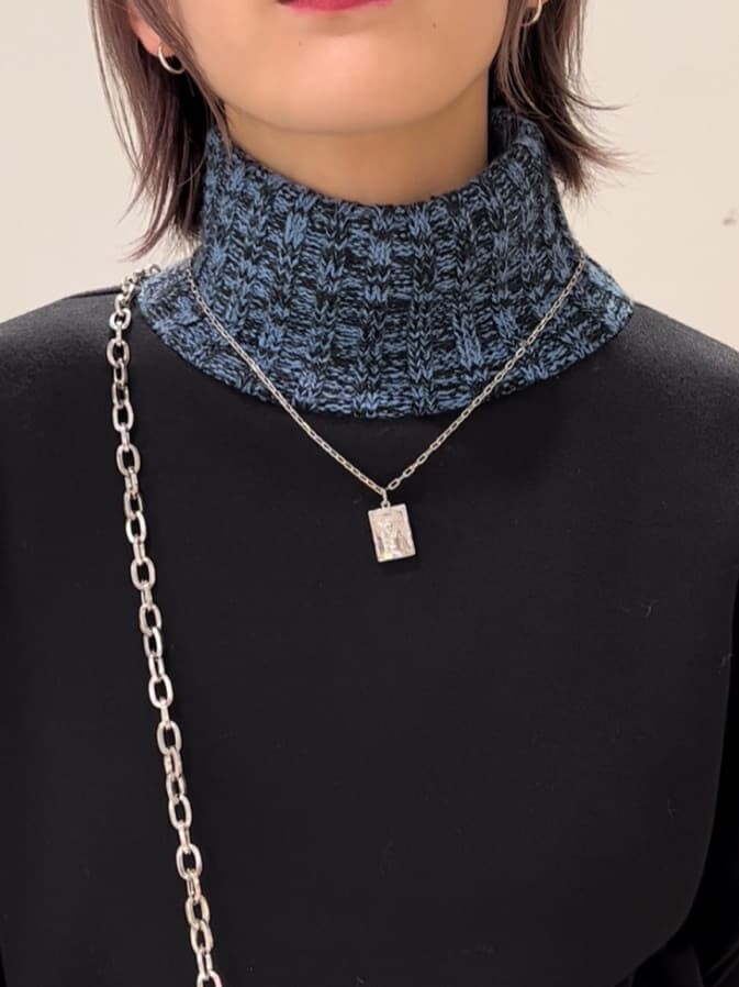 ブラック系のその他シューズ、ブルー系のボストンバッグ、ブラック系のワンピースを着用したレディースの秋コーディネートの8枚目の写真