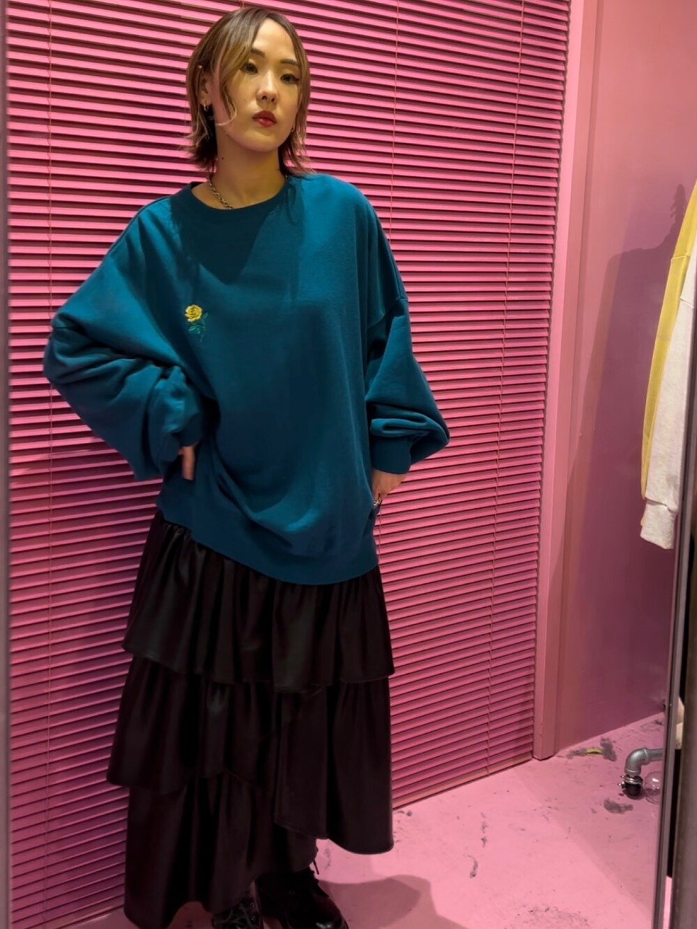 ブルー系のTシャツ/カットソー、ブラック系のスカート、ブラック系のブーツを着用したレディースの秋コーディネートの2枚目の写真