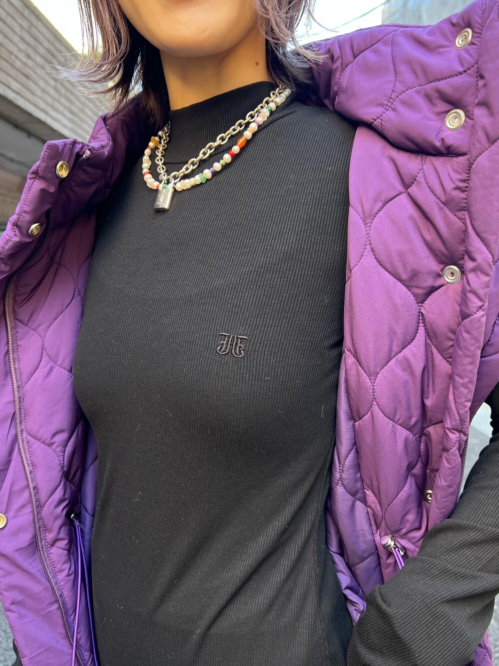 パープル系のその他アウター、ブラック系のワンピースを着用したレディースの冬コーディネートの10枚目の写真