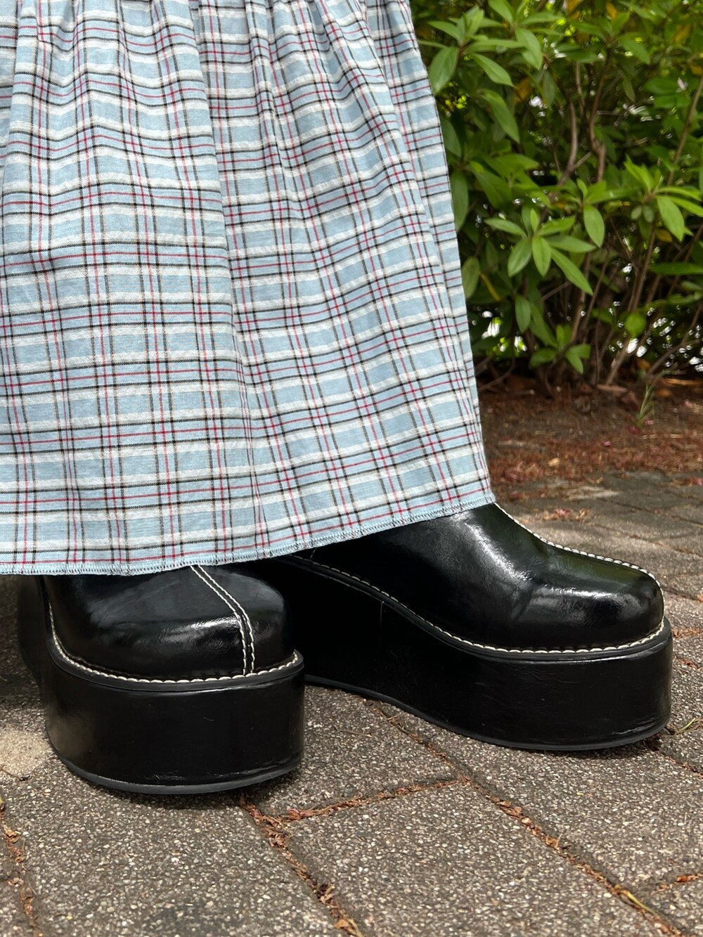 ブラック系のTシャツ/カットソー、ブラック系のベスト、ブラック系のハンドバッグを着用したレディースの夏コーディネートの10枚目の写真