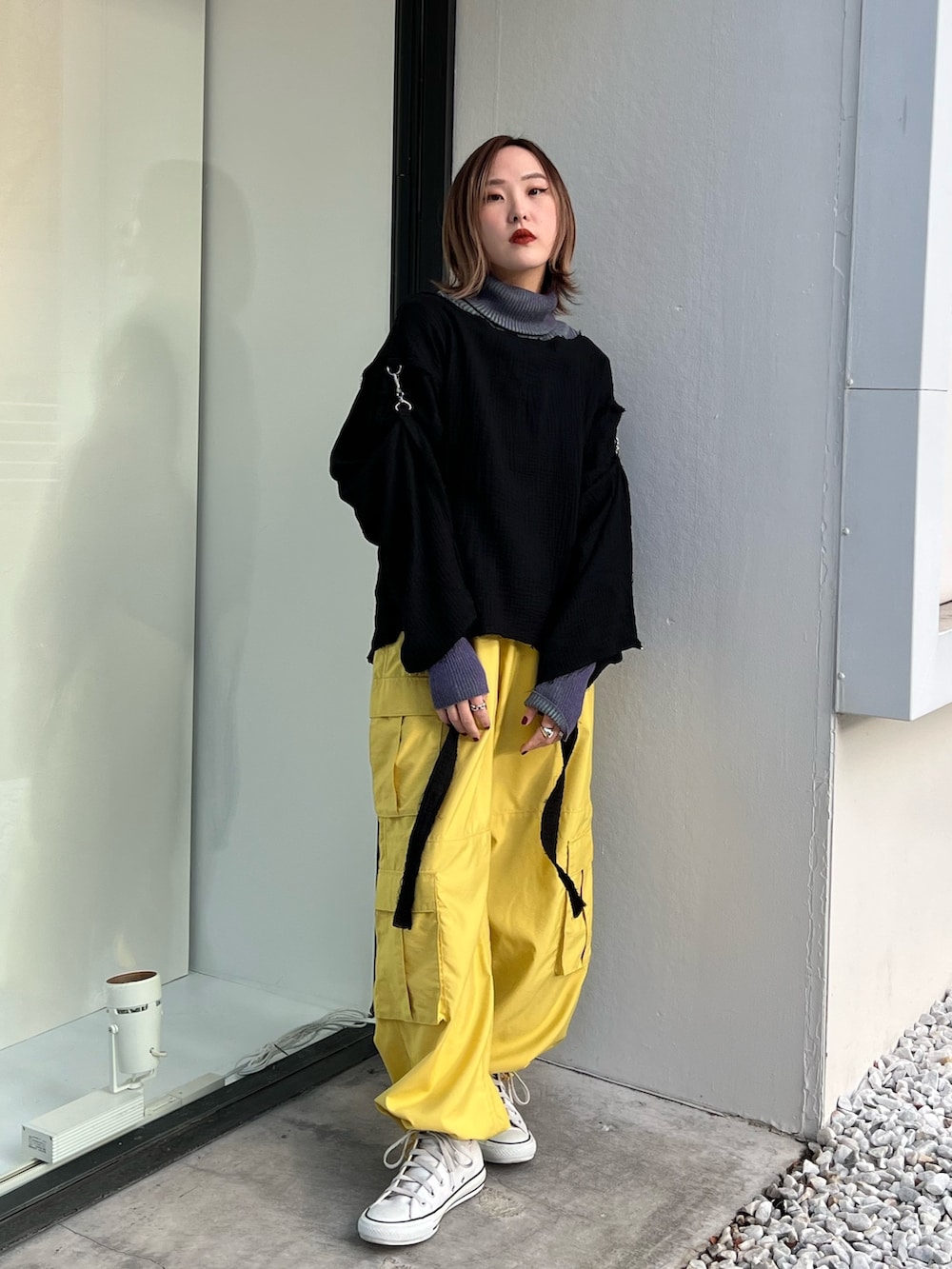 イエロー系のその他パンツ、パープル系のニット/セーター、ブラック系のシャツ/ブラウスを着用したレディースの冬コーディネートの10枚目の写真