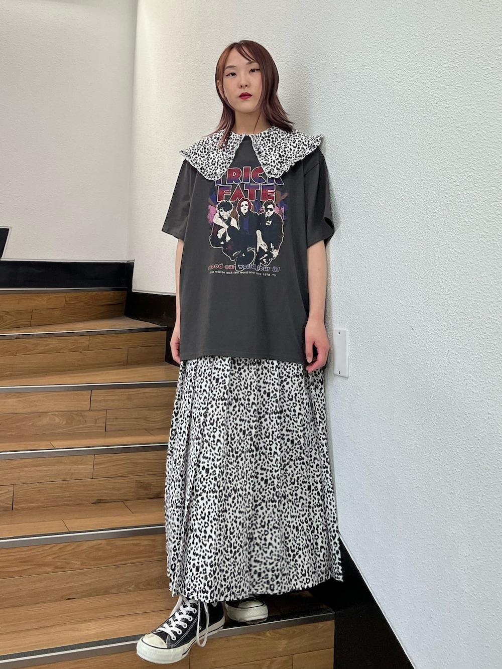 パープル系のワンピース、ブラック系のTシャツ/カットソーを着用したレディースの秋コーディネートの6枚目の写真