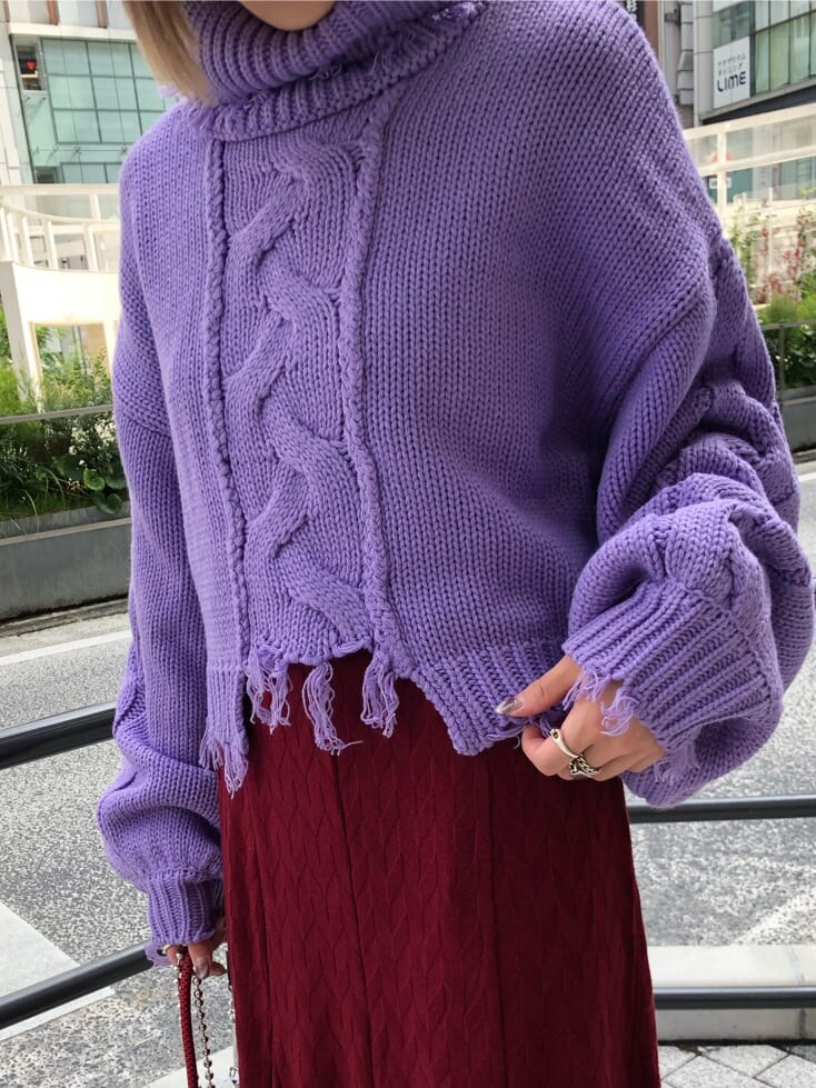 ブラック系のブーツ、ブラック系のショルダーバッグ、パープル系のニット/セーターを着用したレディースの秋コーディネートの7枚目の写真