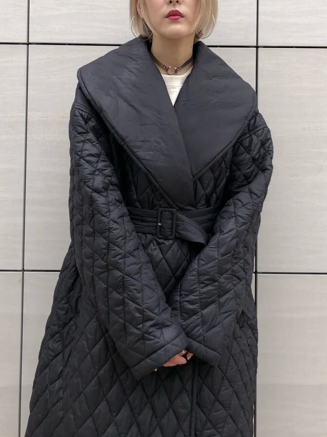 ホワイト系のTシャツ/カットソー、ブラック系のその他アウターを着用したレディースの秋コーディネートの6枚目の写真