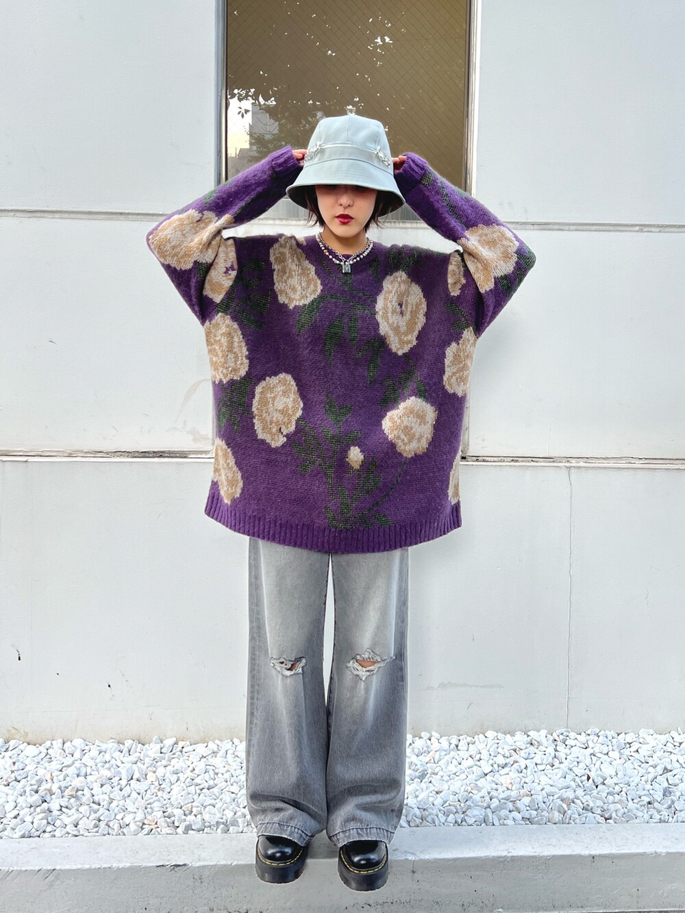 ブラック系のデニムパンツ、パープル系のニット/セーターを着用したレディースの秋コーディネートの6枚目の写真