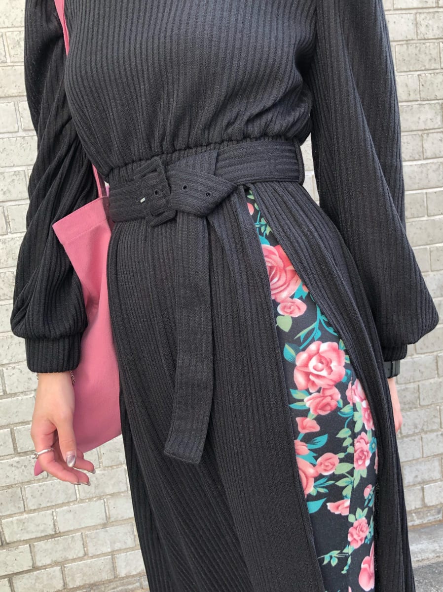 その他のその他パンツ、ブラック系のワンピース、ブラック系のブーツを着用したレディースの秋コーディネートの5枚目の写真