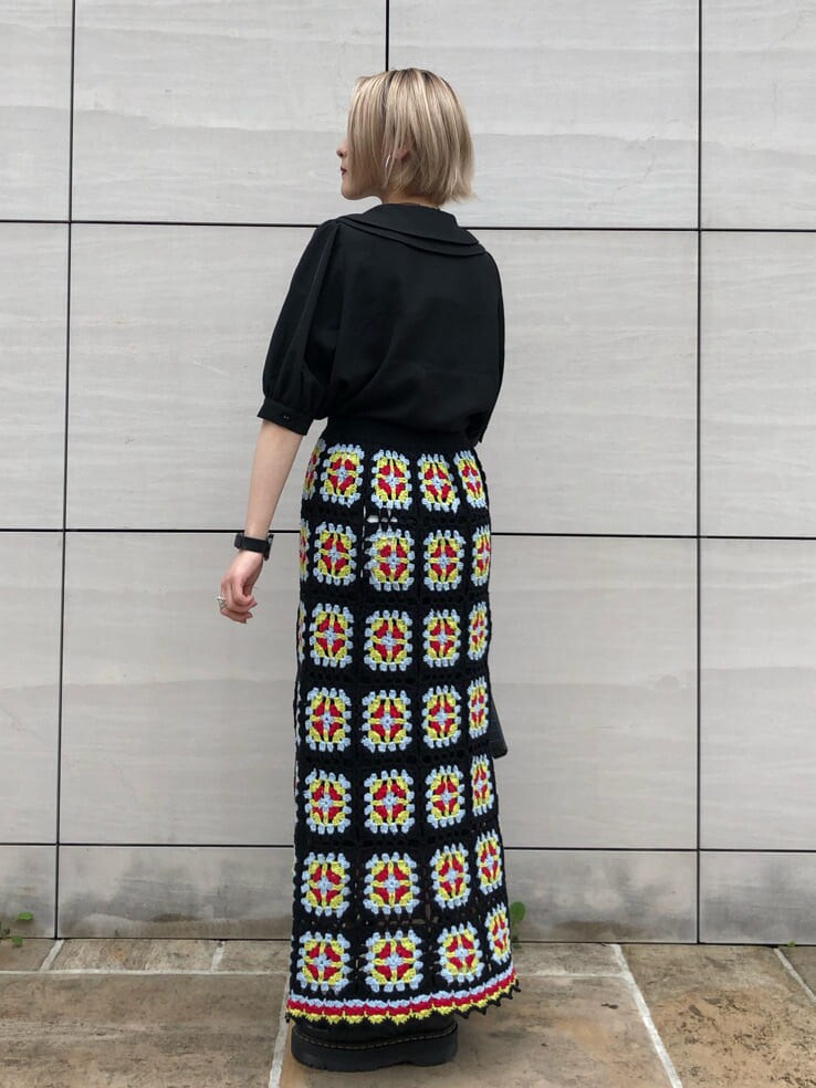 ブラック系のハンドバッグ、ブラック系のスカート、ブラック系のシャツ/ブラウスを着用したレディースの夏コーディネートの3枚目の写真