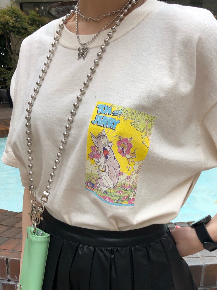 ブラック系のスカート、ブラック系のブーツ、ホワイト系のTシャツ/カットソーを着用したレディースの春コーディネートの6枚目の写真