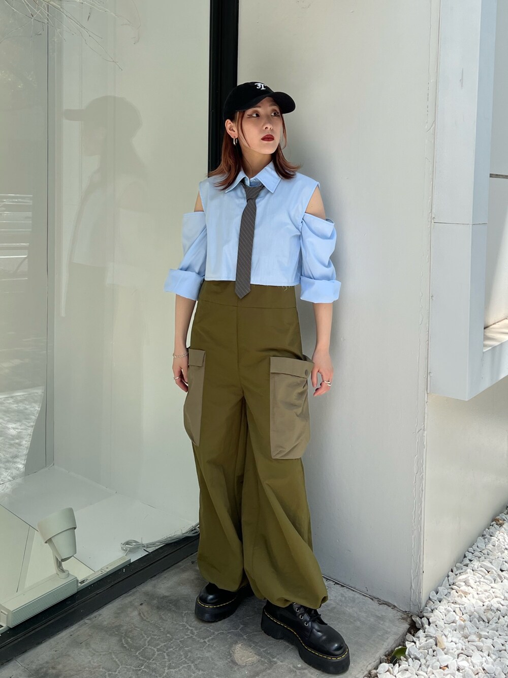 グリーン系のサロペット/オーバーオール、ブルー系のシャツ/ブラウス、ブラック系のキャップを着用したレディースの夏コーディネートの10枚目の写真