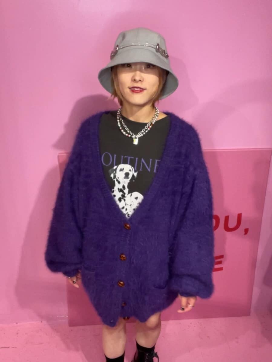 ブラック系のデニムパンツ、ブラック系のデニムパンツ、ブラック系のその他シューズを着用したレディースの秋コーディネートの7枚目の写真