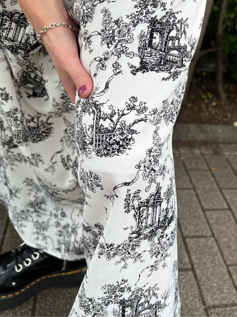 ブラック系のその他シューズ、ホワイト系のワンピース、ブラック系のキャップを着用したレディースの夏コーディネートの9枚目の写真