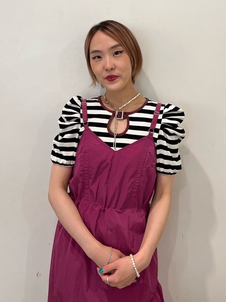 ホワイト系のローファー、ホワイト系のTシャツ/カットソー、ピンク系のジャンパースカートを着用したレディースの秋コーディネートの7枚目の写真