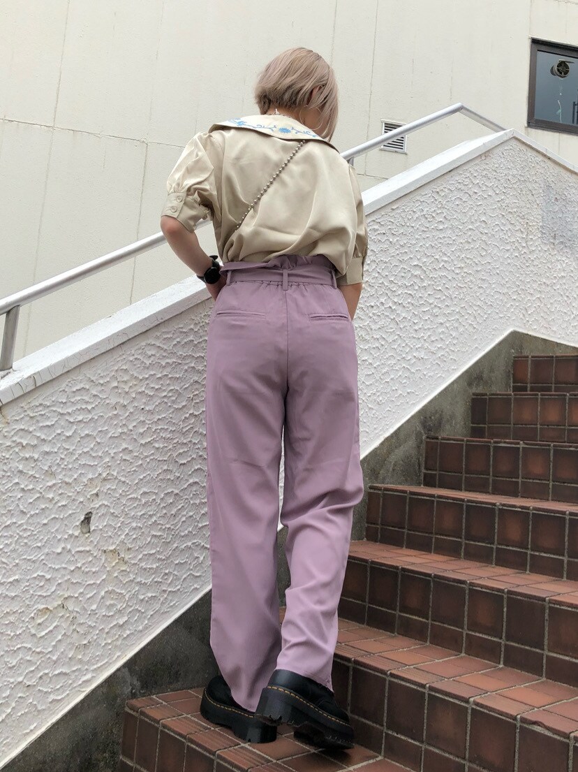 ホワイト系のシャツ/ブラウス、パープル系のその他パンツ、その他の財布を着用したレディースの春コーディネートの5枚目の写真