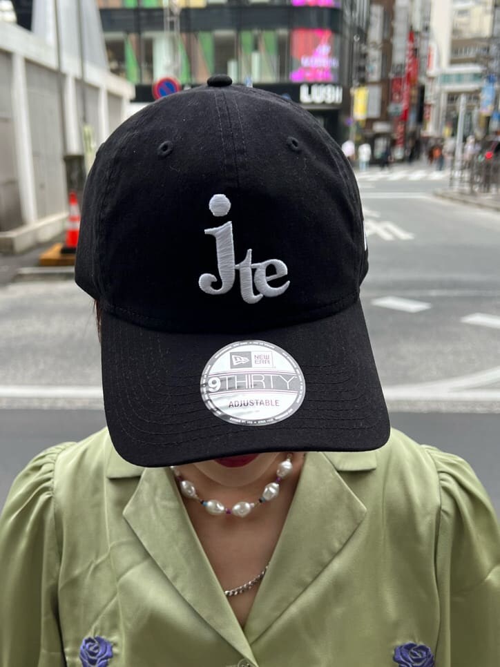 ブラック系のその他パンツ、グリーン系のシャツ/ブラウス、ブラック系のキャップを着用したレディースの夏コーディネートの10枚目の写真