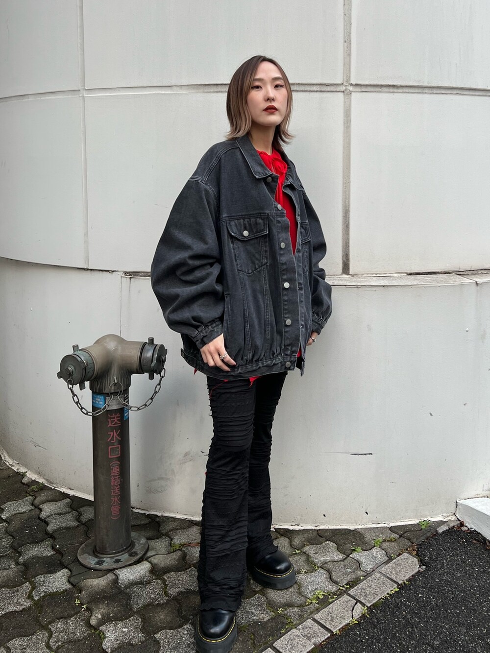 レッド系のシャツ/ブラウス、ブラック系のデニムジャケット、ブラック系のその他パンツを着用したレディースの冬コーディネートの2枚目の写真