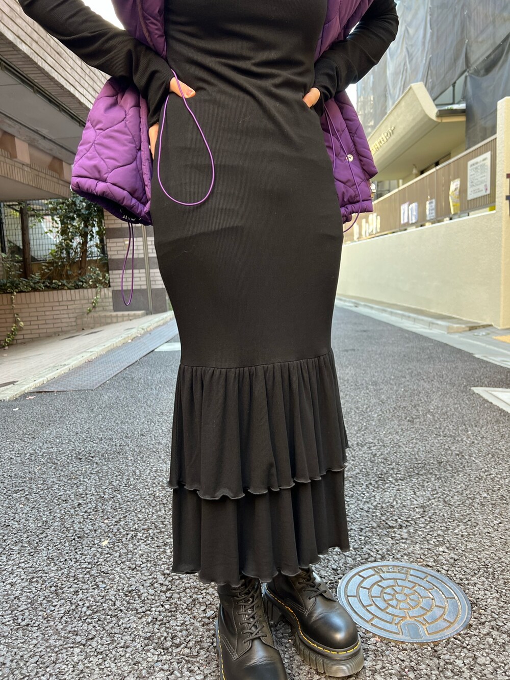 パープル系のその他アウター、ブラック系のワンピースを着用したレディースの冬コーディネートの9枚目の写真