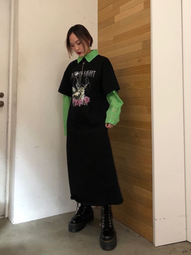 ブラック系のワンピース、グリーン系のシャツ/ブラウスを着用したレディースの春コーディネートの3枚目の写真