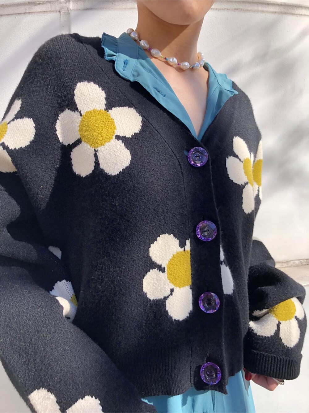 ブラック系のワンピース、ブラック系のカーディガン/ボレロを着用したレディースの冬コーディネートの5枚目の写真