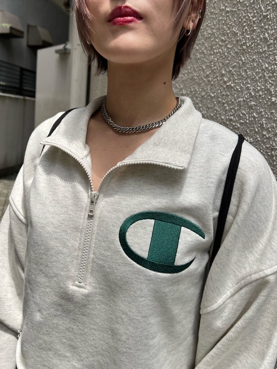 ブラック系のその他シューズ、ブラック系のバックパック/リュック、グレー系のスウェットを着用したレディースの夏コーディネートの7枚目の写真