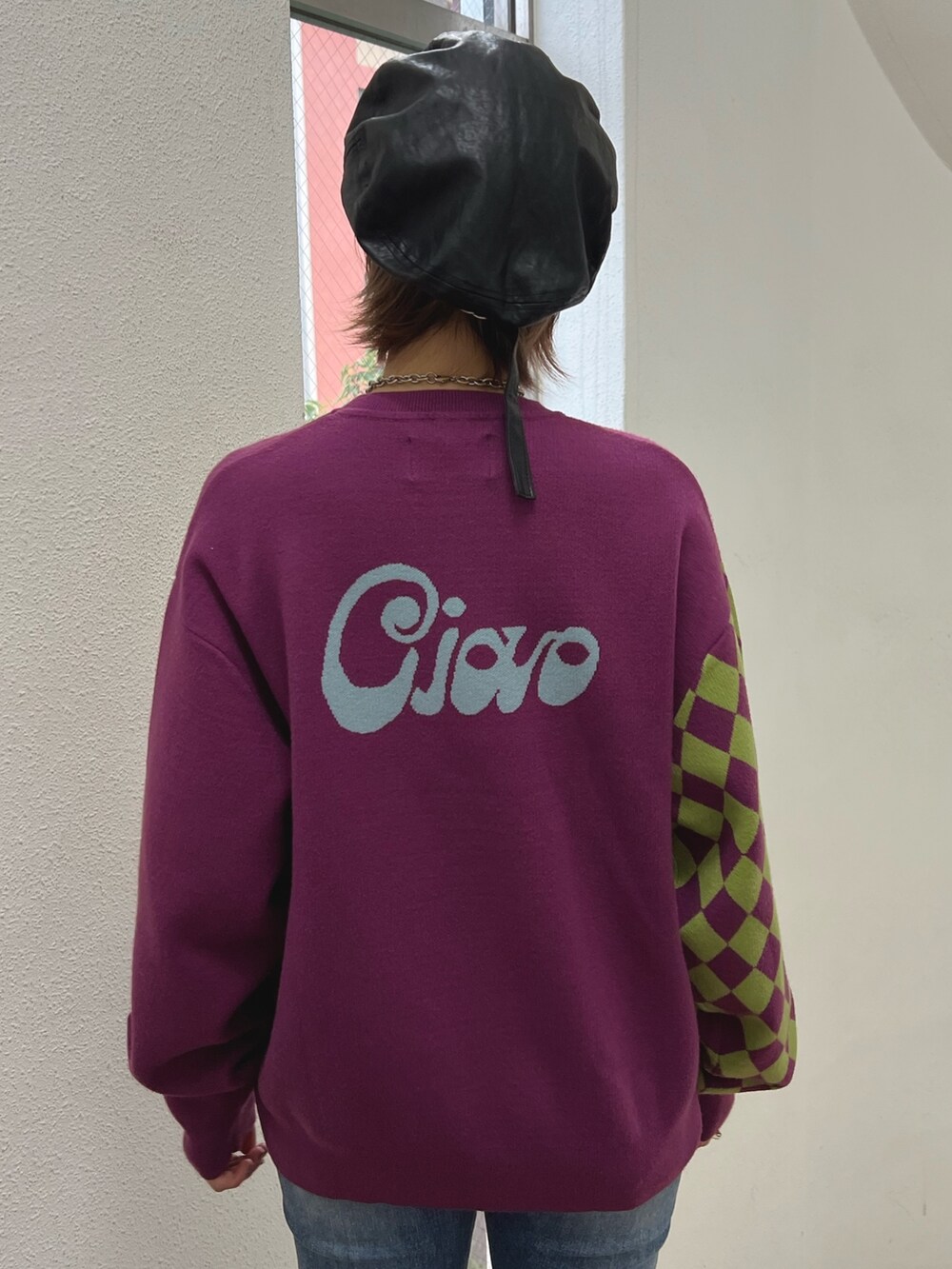 パープル系のニット/セーター、ブルー系のデニムパンツ、レッド系のブーツを着用したレディースの秋コーディネートの8枚目の写真