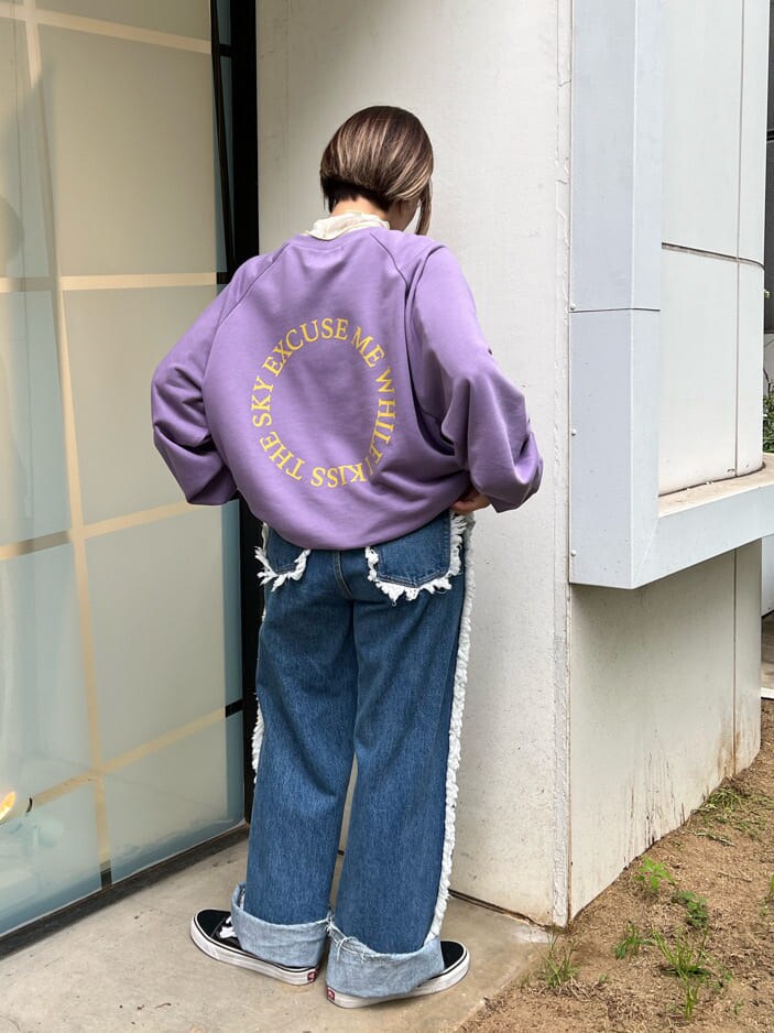 ホワイト系のTシャツ/カットソー、ブラック系のハンドバッグ、ブルー系のデニムパンツを着用したレディースの夏コーディネートの4枚目の写真