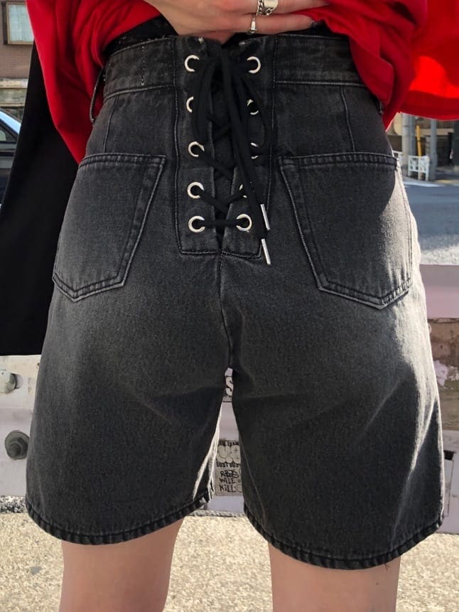 ブラック系のブーツ、ブラック系のトートバッグ、ブラック系のデニムパンツを着用したレディースの春コーディネートの7枚目の写真