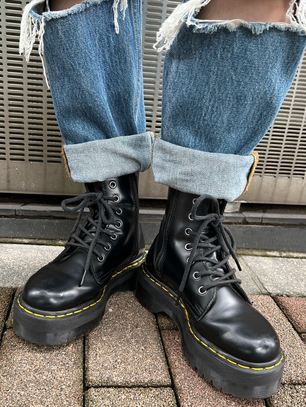 ブラック系のTシャツ/カットソー、ブルー系のデニムパンツ、ブラック系のブーツを着用したレディースの秋コーディネートの10枚目の写真