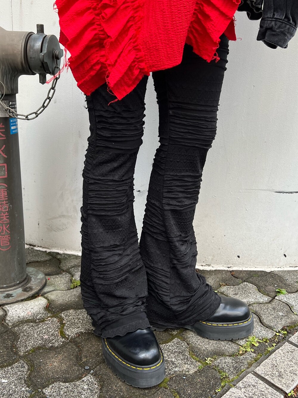 レッド系のシャツ/ブラウス、ブラック系のデニムジャケット、ブラック系のその他パンツを着用したレディースの冬コーディネートの8枚目の写真