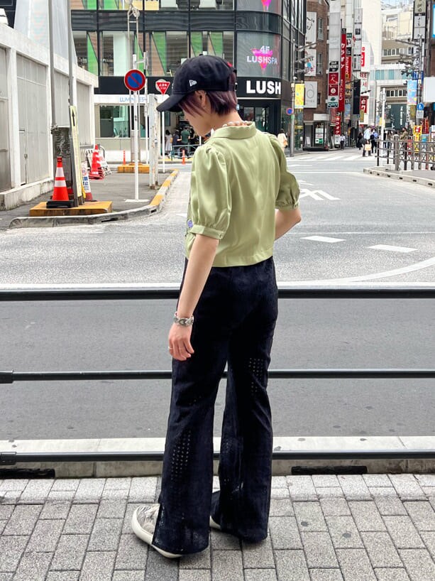 ブラック系のその他パンツ、グリーン系のシャツ/ブラウス、ブラック系のキャップを着用したレディースの夏コーディネートの3枚目の写真