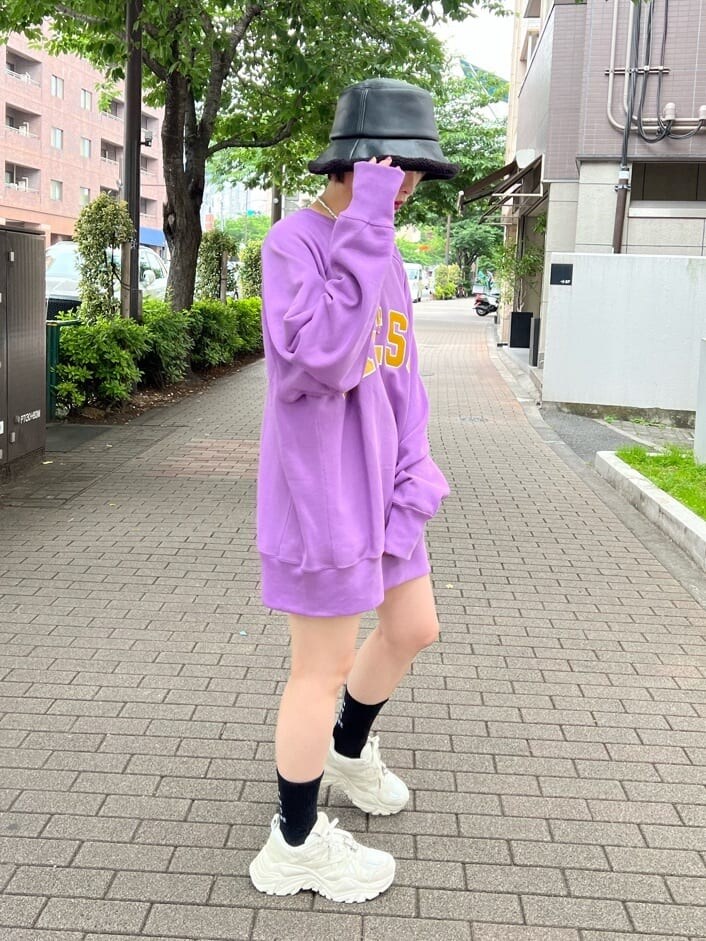 ブラック系のデニムパンツ、ホワイト系のスニーカー、パープル系のスウェットを着用したレディースの夏コーディネートの3枚目の写真