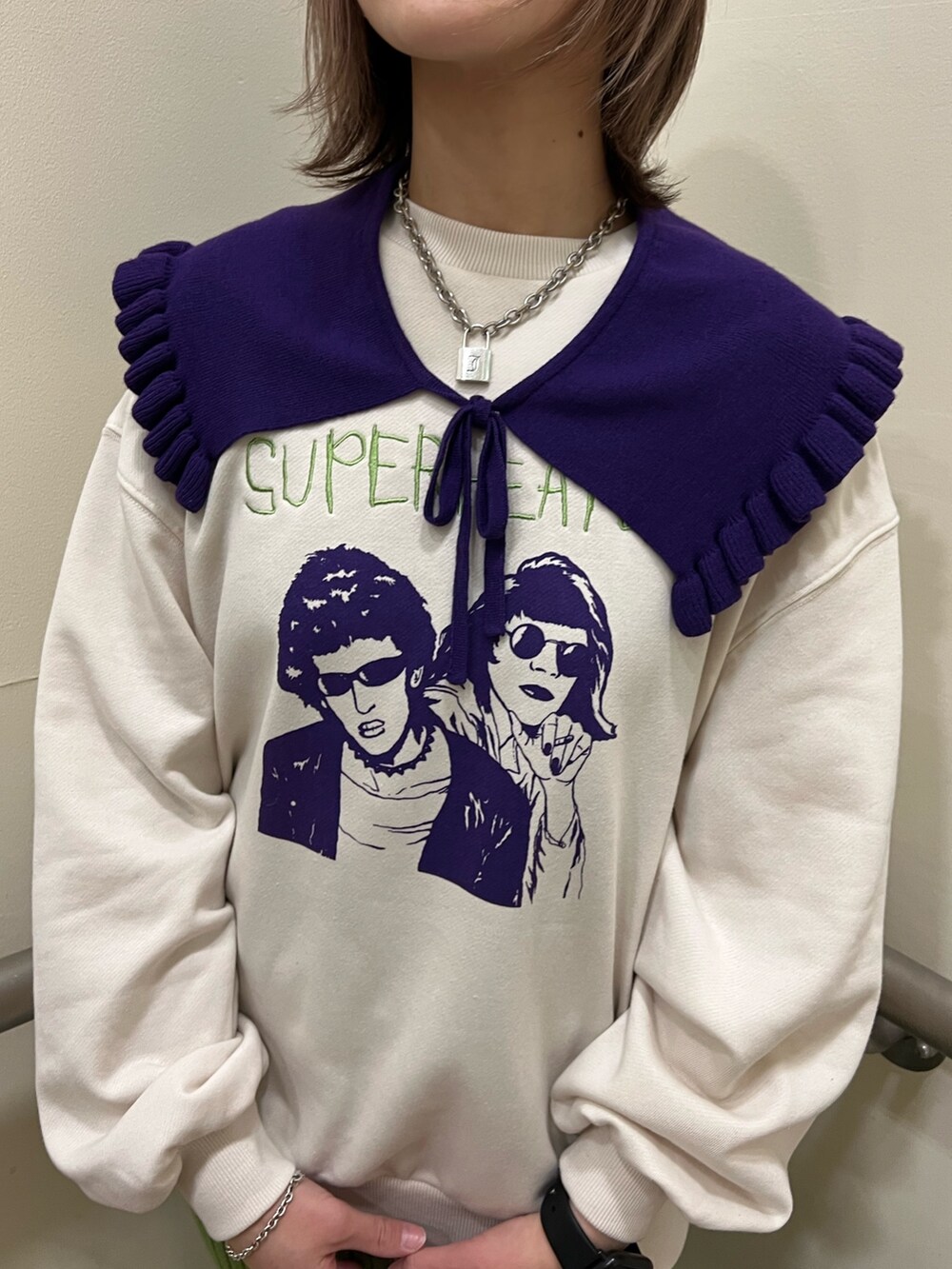 グリーン系のスカート、ホワイト系のニット/セーターを着用したレディースの冬コーディネートの5枚目の写真