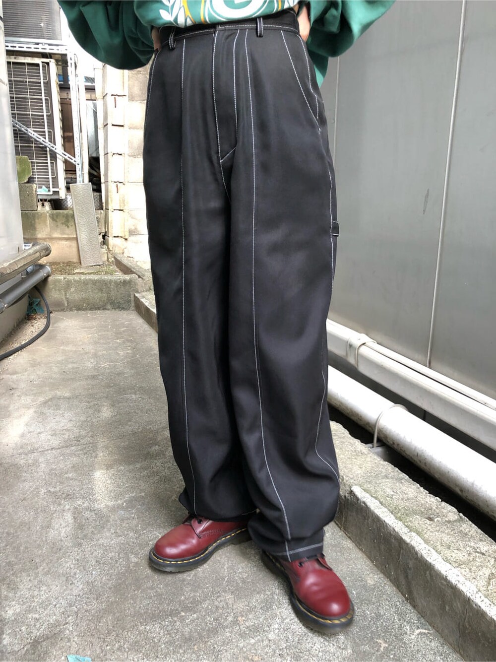 グリーン系のスウェット、ブラック系のスラックス、ブラック系のニットキャップ/ビーニーを着用したレディースの秋コーディネートの7枚目の写真