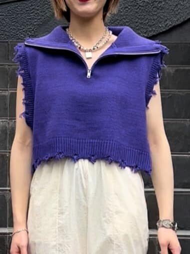 パープル系のベスト、ホワイト系のその他シューズ、ホワイト系のその他パンツを着用したレディースの秋コーディネートの4枚目の写真