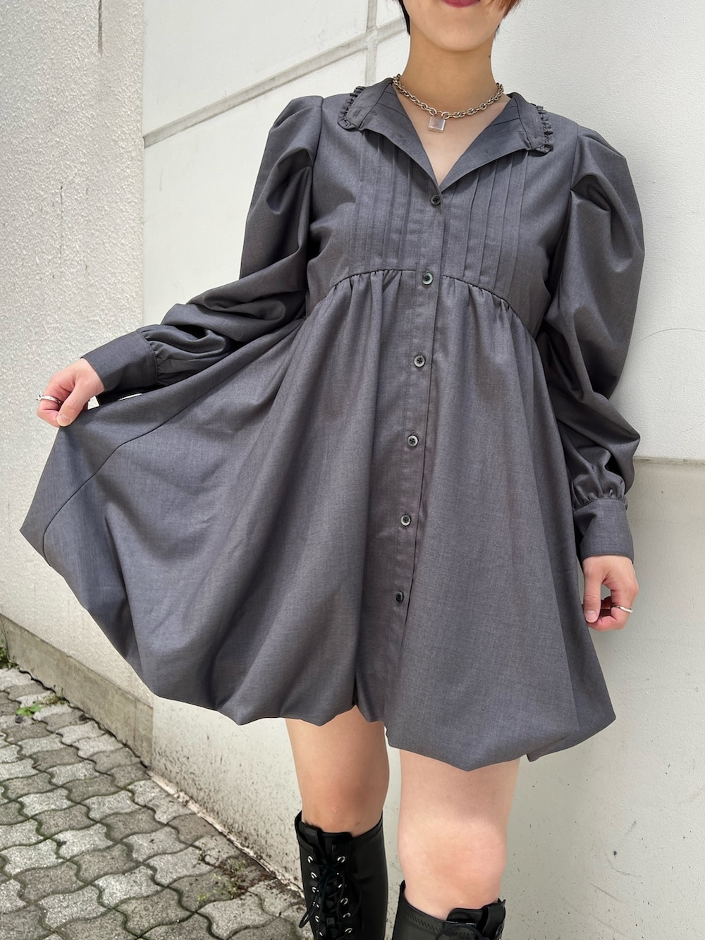 グレー系のワンピース、ブラック系のブーツを着用したレディースの夏コーディネートの6枚目の写真