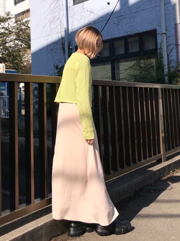 ホワイト系のワンピース、グリーン系のカーディガン/ボレロを着用したレディースの冬コーディネートの2枚目の写真