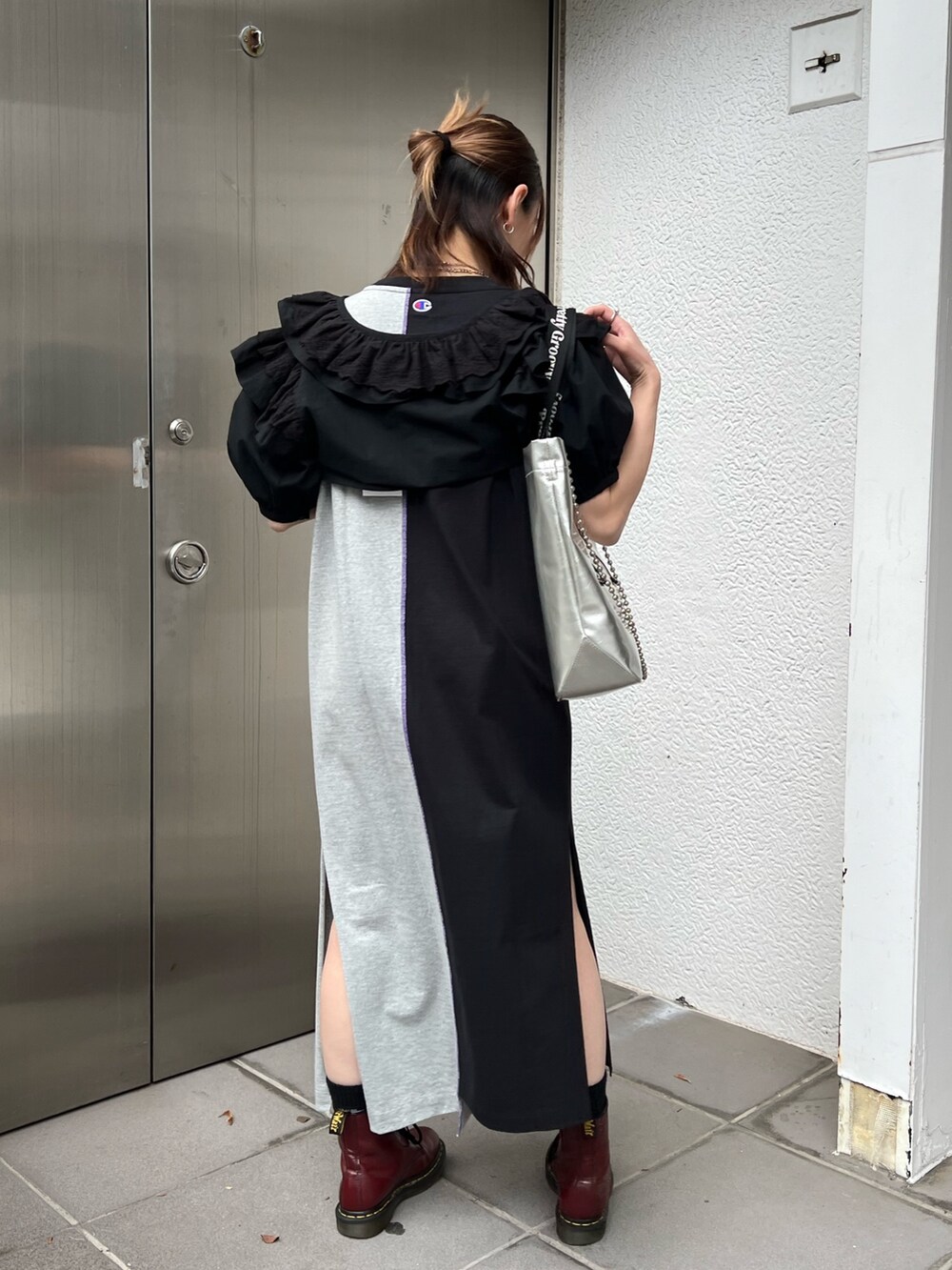 シルバー系のトートバッグ、ブラック系のシャツ/ブラウス、ブラック系のワンピースを着用したレディースの春コーディネートの3枚目の写真