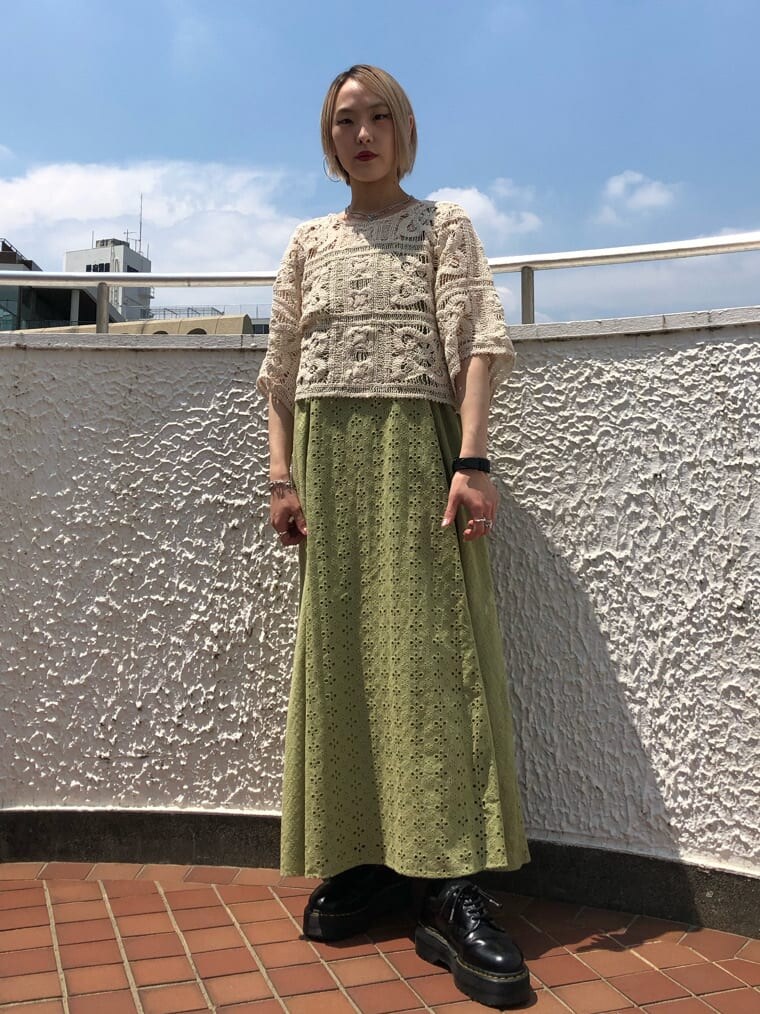 グリーン系のワンピース、ホワイト系のTシャツ/カットソー、シルバー系のネックレスを着用したレディースの夏コーディネートの3枚目の写真