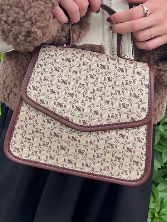 ブラウン系のハンドバッグ、ホワイト系のTシャツ/カットソー、ブラック系のその他パンツを着用したレディースの夏コーディネートの8枚目の写真