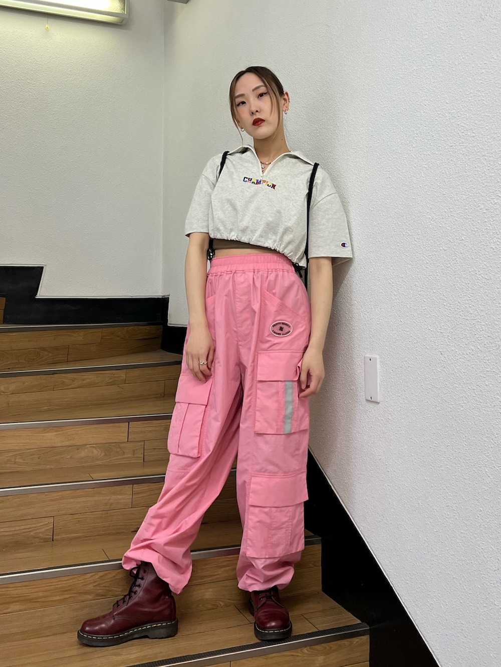 グレー系のTシャツ/カットソー、ピンク系のカーゴパンツ、ホワイト系のエコバッグ/サブバッグを着用したレディースの春コーディネートの2枚目の写真