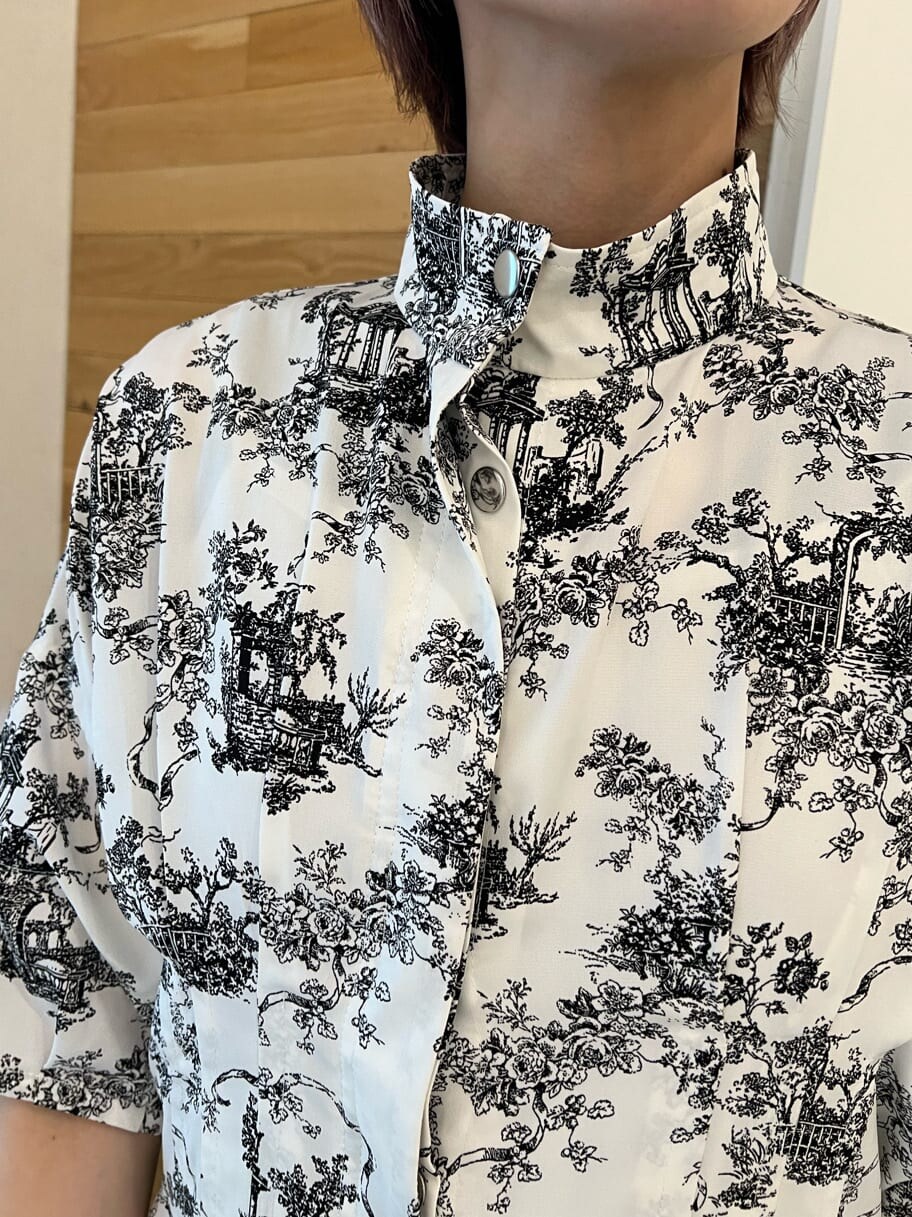 ホワイト系のワンピース、ブラック系のその他パンツ、ホワイト系のブレスレットを着用したレディースの夏コーディネートの8枚目の写真