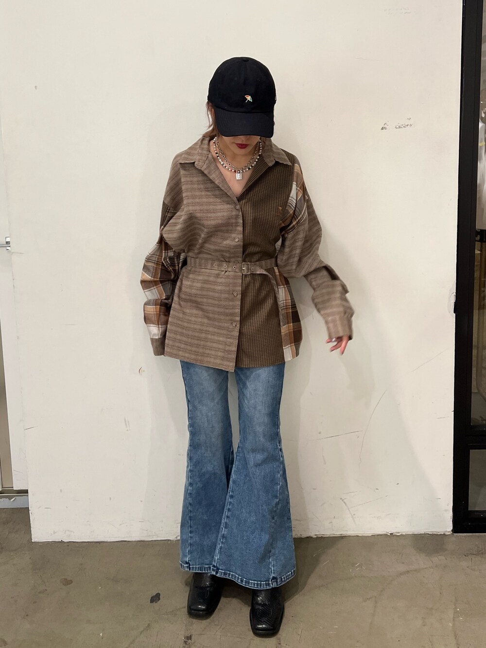 ベージュ系のシャツ/ブラウス、ホワイト系のモッズコート、ブルー系のデニムパンツを着用したレディースの秋コーディネートの9枚目の写真