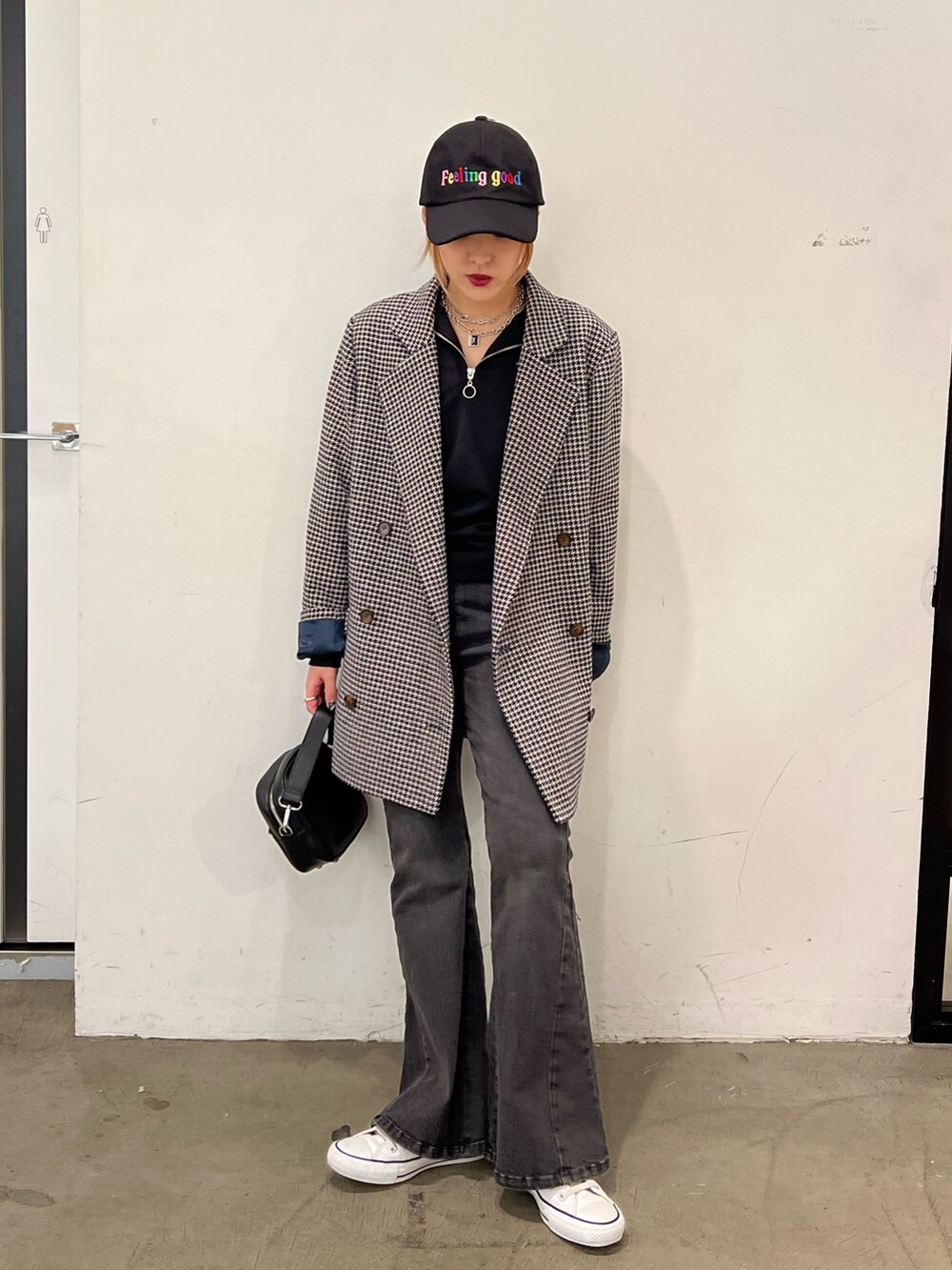 ブルー系のテーラードジャケット、ブラック系のジャージ、ブラック系のデニムパンツを着用したレディースの秋コーディネートの2枚目の写真