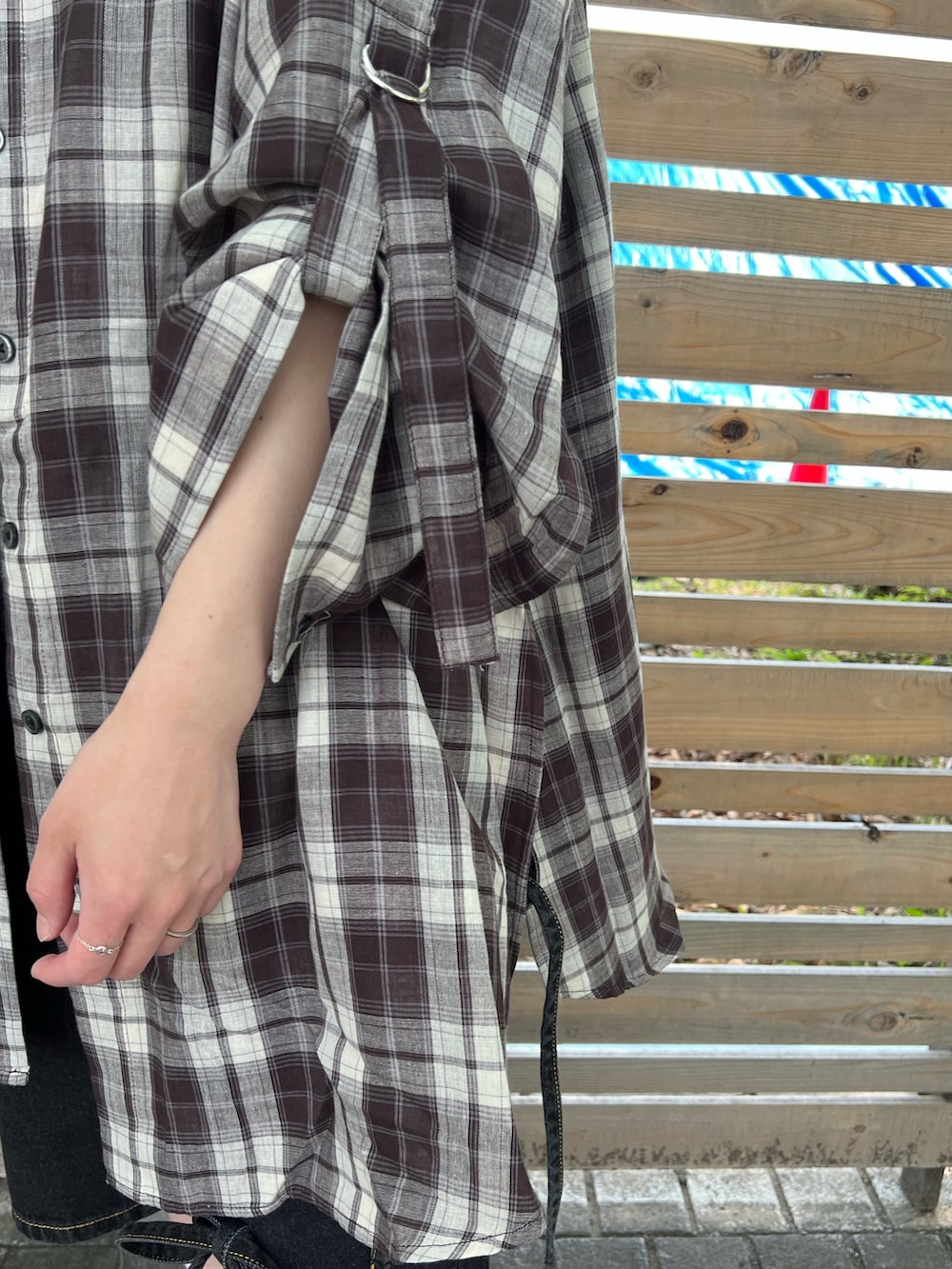 ブラウン系のシャツ/ブラウス、ブラック系のデニムパンツ、ブラック系のメッセンジャーバッグを着用したレディースの春コーディネートの6枚目の写真